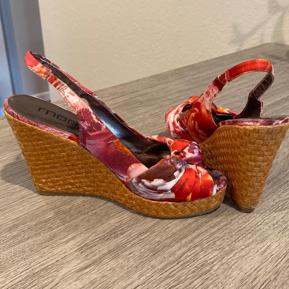 Red floral wedges